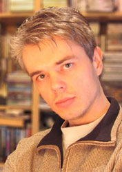 Der Autor mit einem kleinen Ausschnitt seiner CD-Sammlung im Hintergrund :-)